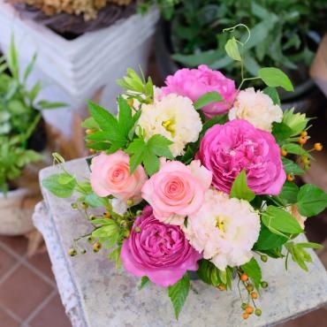 フラワーアレンジメント 素敵な香りのバラ イブピアッチェ 花屋ブログ 奈良県磯城郡川西町の花屋 沢辺生花店にフラワーギフトはお任せください 当店は 安心と信頼の花キューピット加盟店です 花キューピットタウン